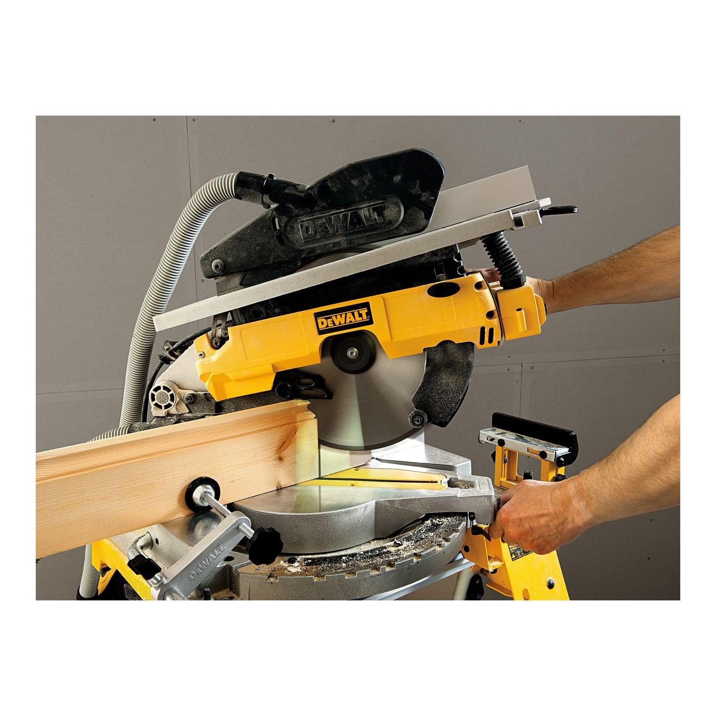 DEWALT D27113-QS Scie à onglets radiale à table supérieure 305mm 1600W