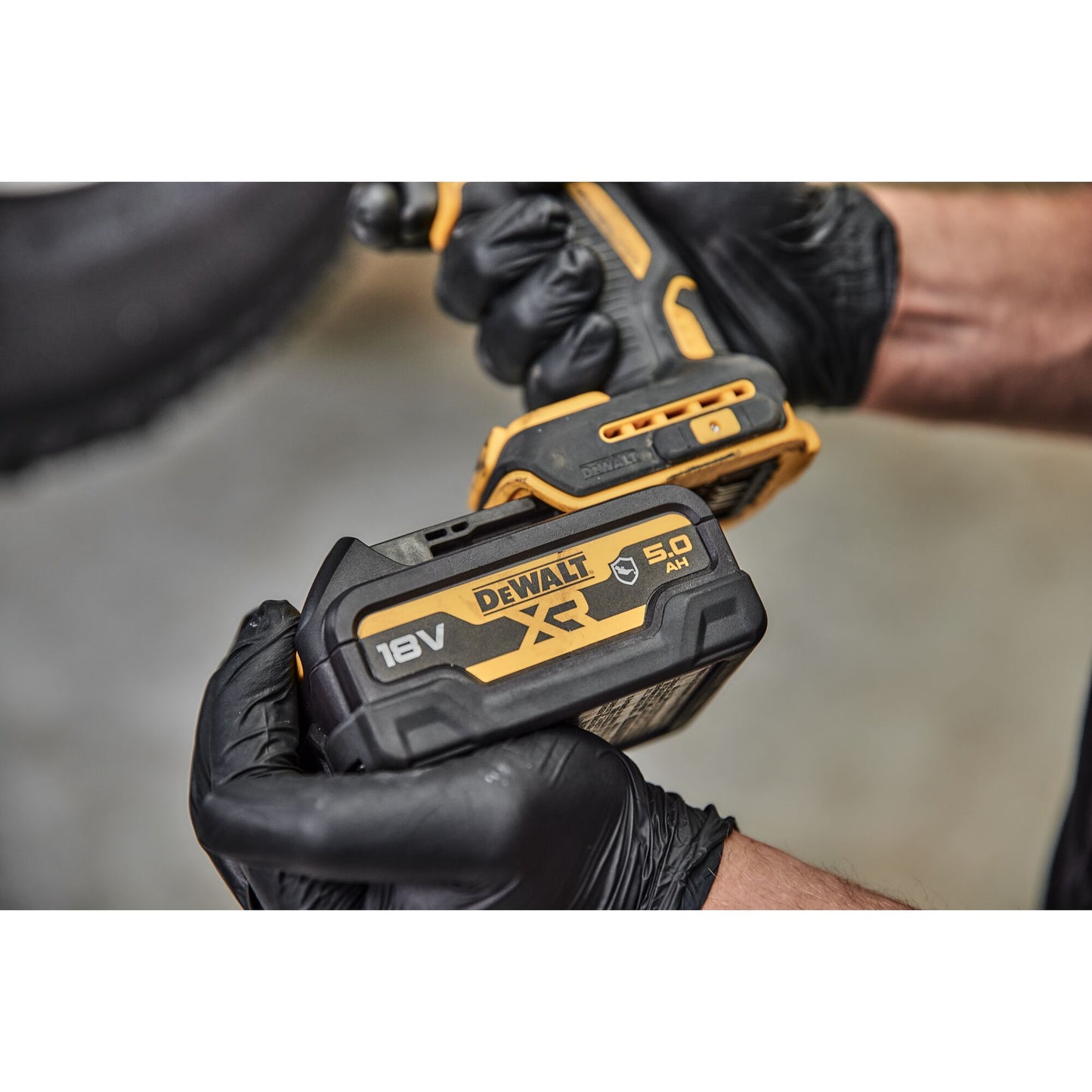 DEWALT DCB184G-XJ 18V XR Oil-Resistant 5AH Battery