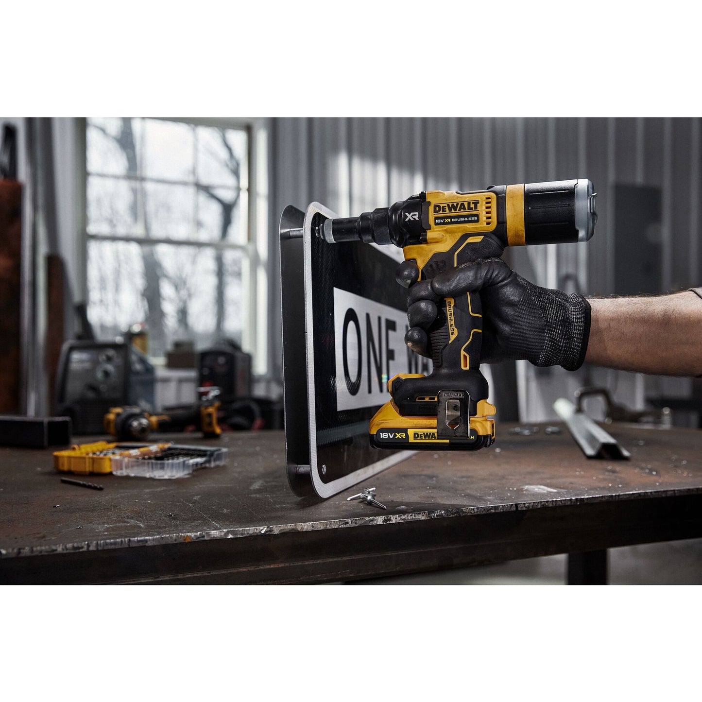 DEWALT DCF403D2GT-QW 18 Volt Akku-Nietpistole 2,4-4,8mm  mit 2x18V 2Ah "G“ Serie Akkus