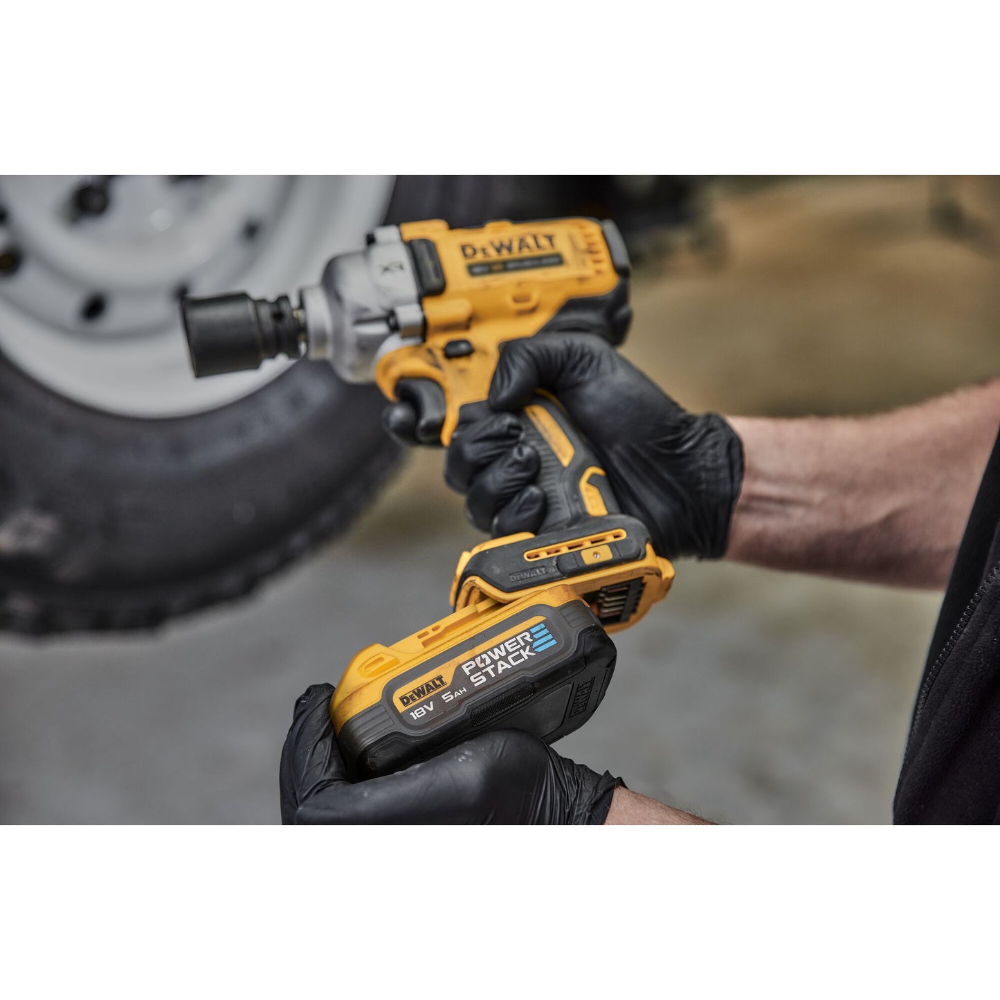 DEWALT DCF891H2T-QW Llave de impacto Brushless 1/2" con 2 baterías Powerstack 18V 5.0Ah