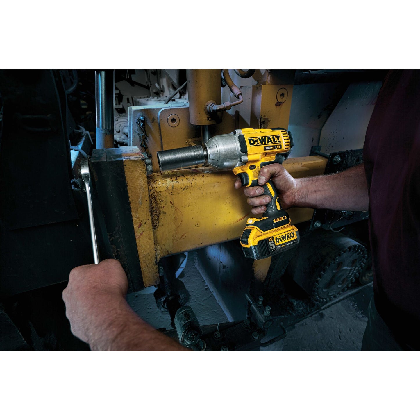 DEWALT DCF899P2-QW 18V XR Brushless High Torque 1/2" Impact Wrench  with 2 x 5Ah Lithium Ion Batteries