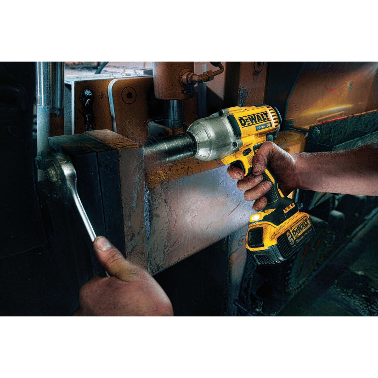 DEWALT DCF899P2-QW 18V XR Brushless High Torque 1/2" Impact Wrench  with 2 x 5Ah Lithium Ion Batteries