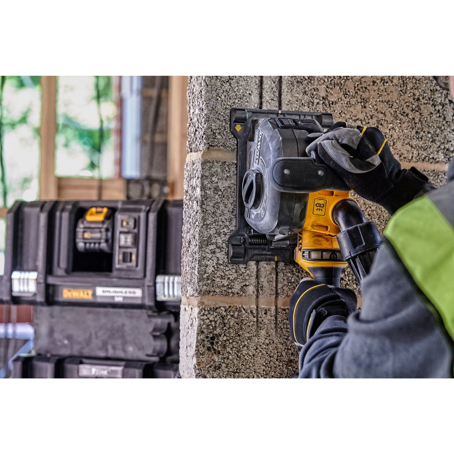 DEWALT DCG200T2-QW 54 Volt Akku-Mauernutfräse 125mm (bürstenlos) mit 2x18/54V 6,0Ah Flexvolt Akkus