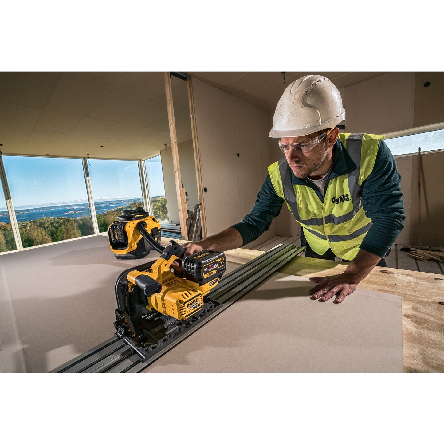 DEWALT DCS520T2R-QW 18/54V XR 165mm Plunge Saw with 2 x 6Ah Flexvolt Lithium Ion Batteries + 1.5m Guide Rail