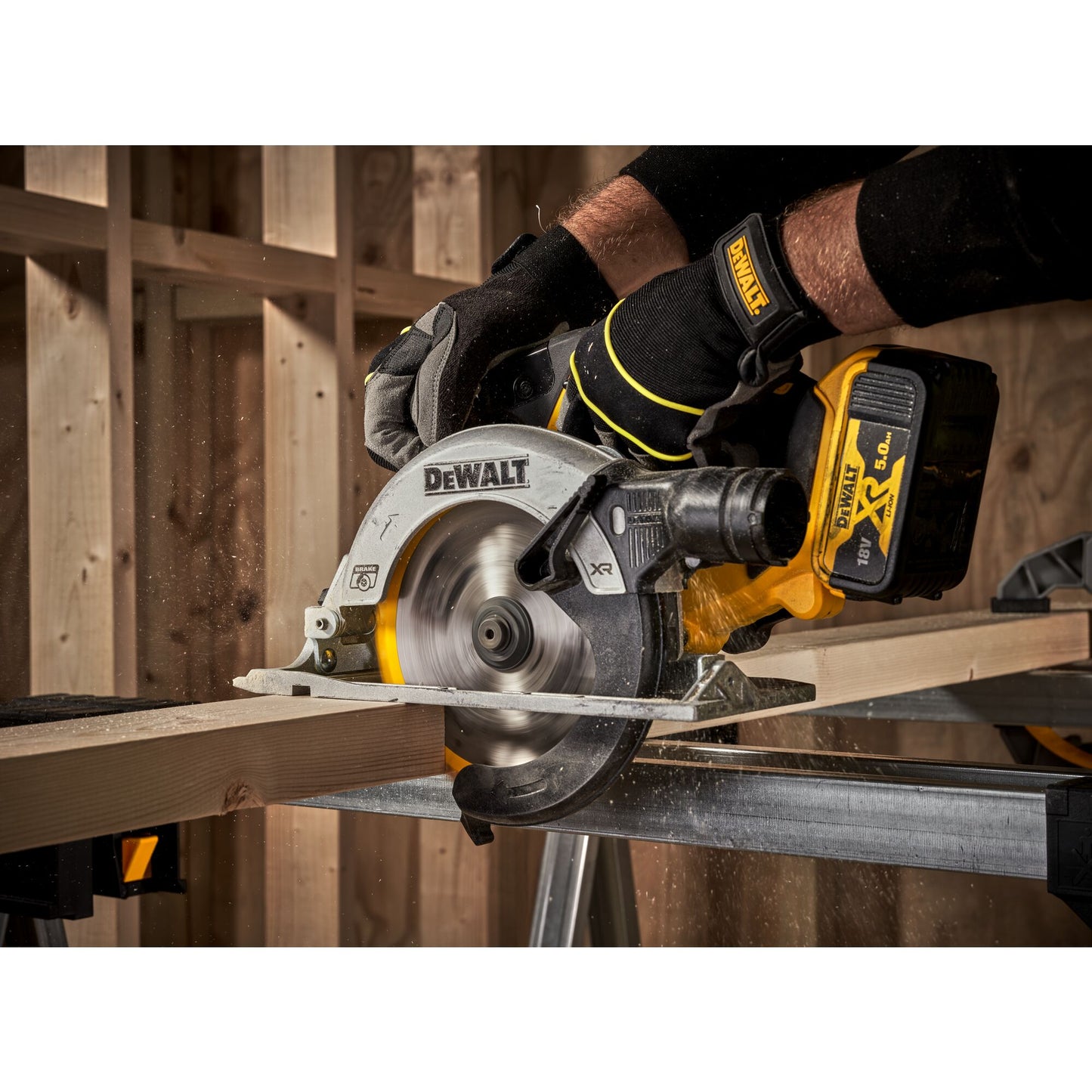 DEWALT DCS565P2-QW 18 Volt Akku-Handkreissäge (165 mm) mit 2x18V 5,0Ah Akkus