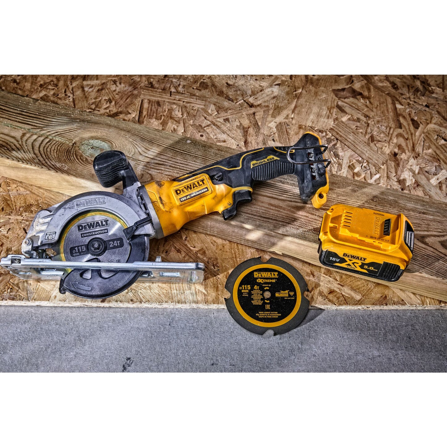 DEWALT DCS571P2-QW 18 Volt bürstenlose 115 mm Kompakt-Kreissäge mit 2x18V 5,0 Ah Akkus