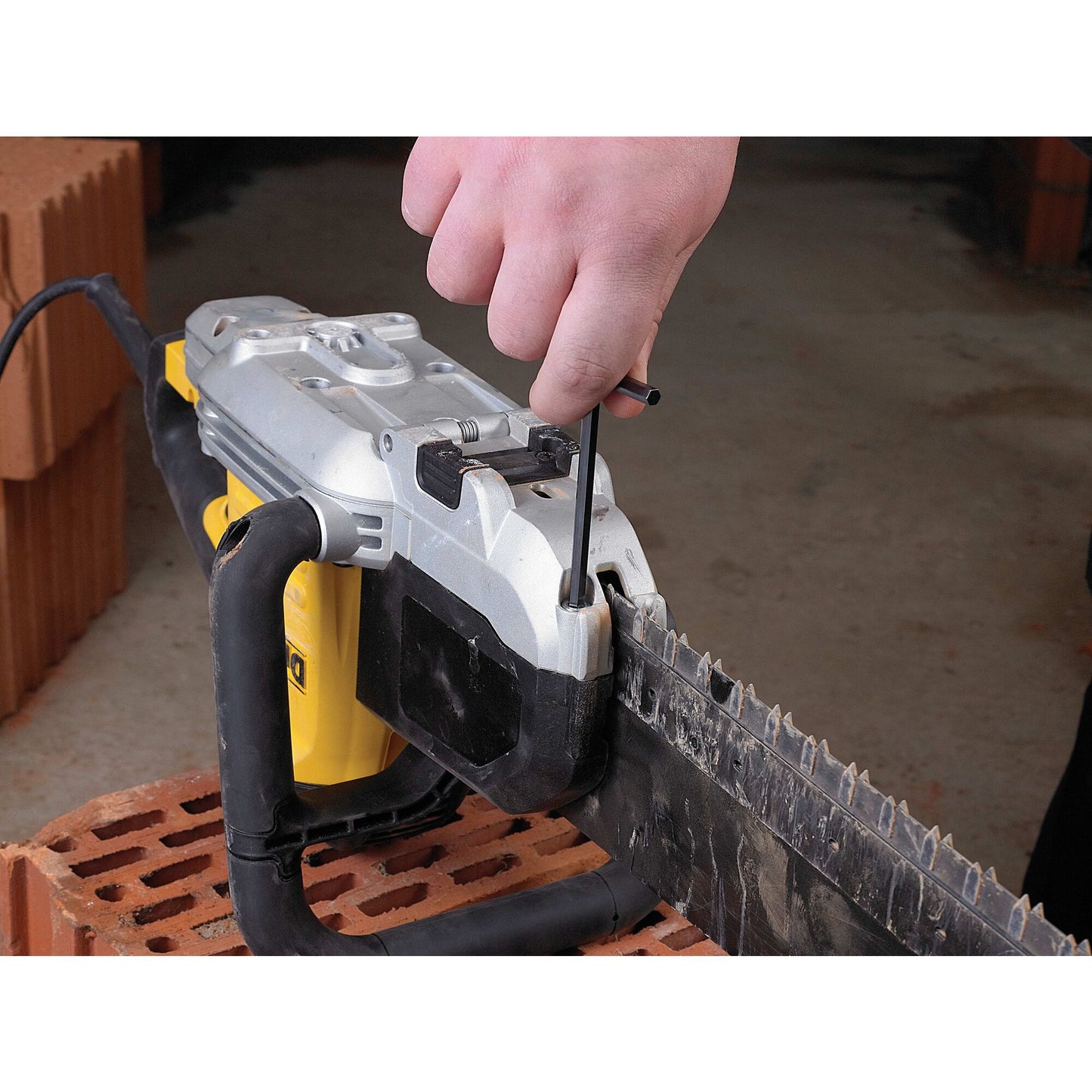 DEWALT DWE398-QS Sierra Alligator® 1.700W – long. 430mm con Hoja Poroton Clase 20