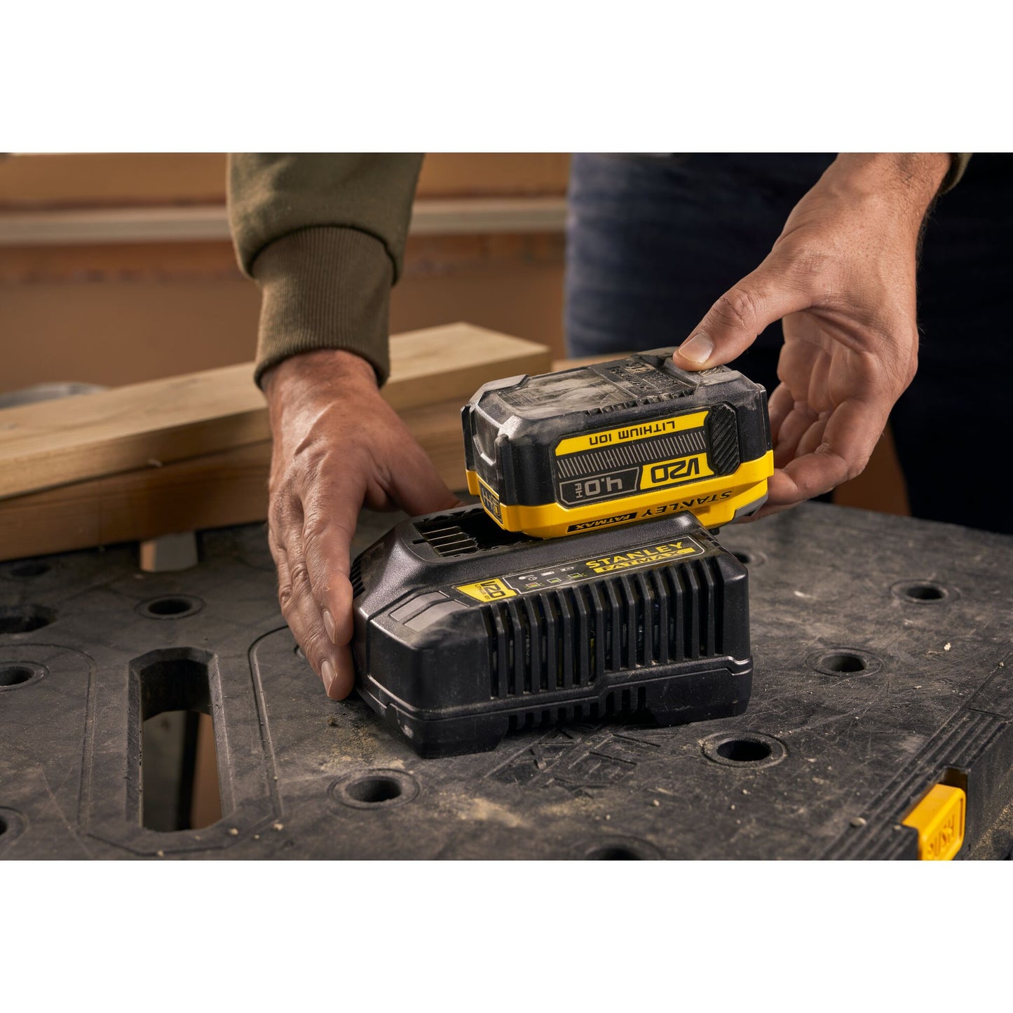 STANLEY FATMAX SFMCB14M1-QW Starter kit chargeur 2A + 1 batterie 4 Ah V20