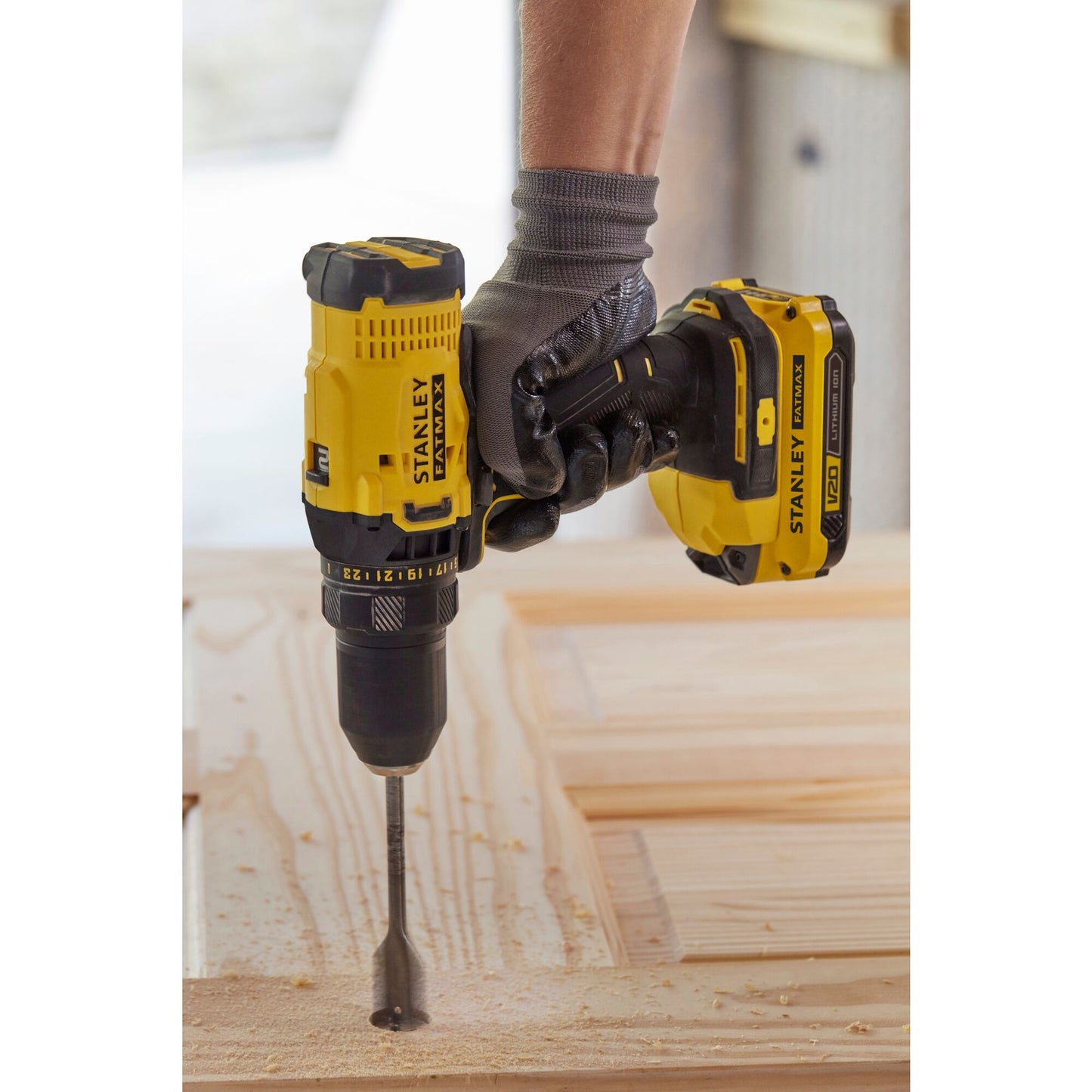 STANLEY FATMAX SFMCD700C2K-QW Taladro atornillador v20 li-ion 18V con 2 baterías 1,5ah, cargador 1,25a y maletín
