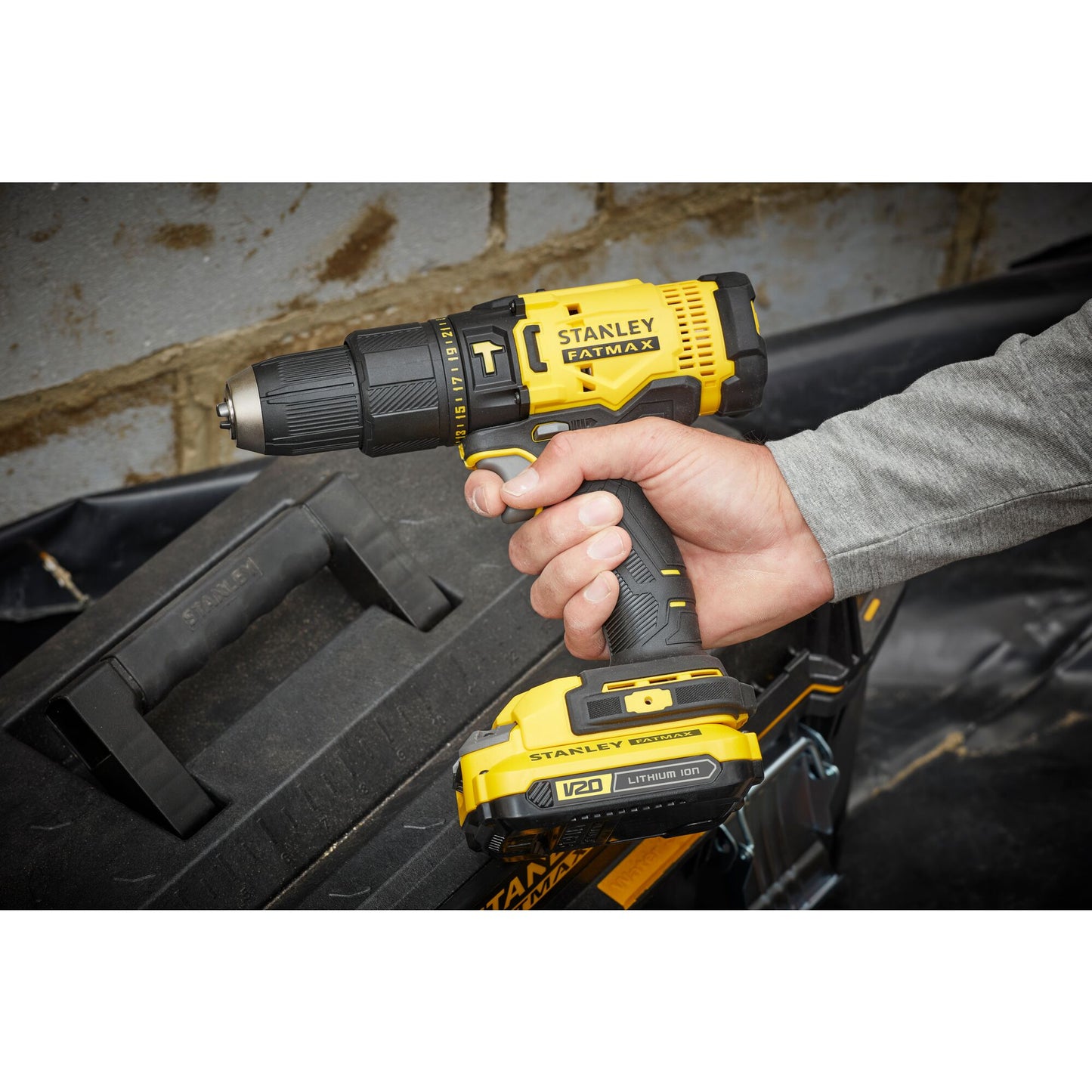 STANLEY FATMAX SFMCD711DSA-QW V20 Akku-Schlagbohrschrauber + Set mit 50 Zubehörteilen + 2Akkus 18V 2.0Ah + Soft bag