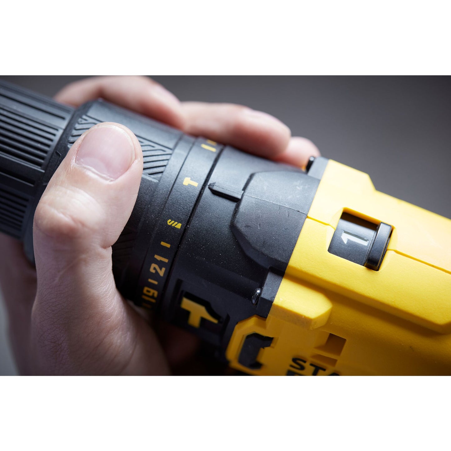 STANLEY FATMAX SFMCD711DSA-QW V20 Akku-Schlagbohrschrauber + Set mit 50 Zubehörteilen + 2Akkus 18V 2.0Ah + Soft bag