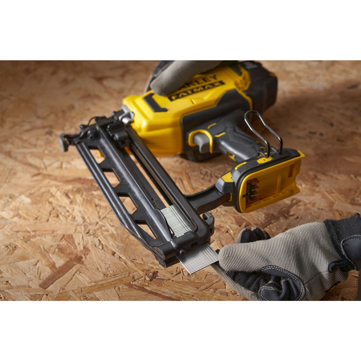 STANLEY FATMAX SFMCN616B-XJ Cloueur de finition V20, sans batterie ni chargeur