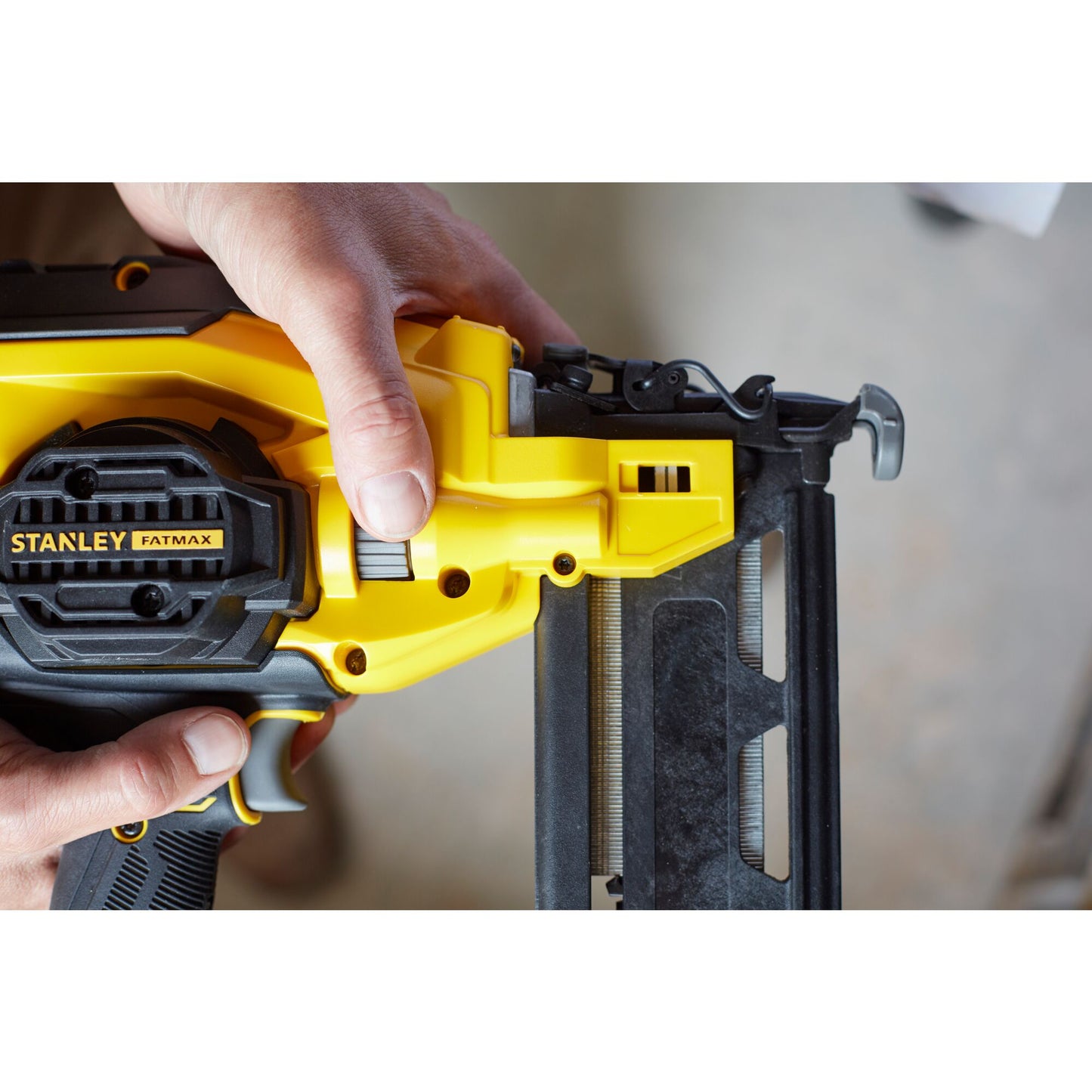 STANLEY FATMAX SFMCN616D2K-QW Clavadora acabados V20, 2 baterías 18V 2.0Ah